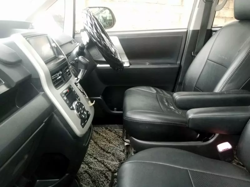 Toyota Noah   - 2012