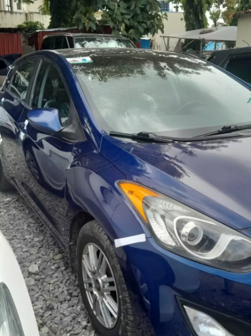 Hyundai Elantra   - 2013