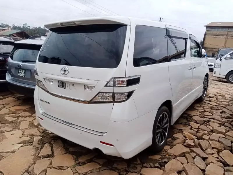 Toyota Vellfire    - 2400