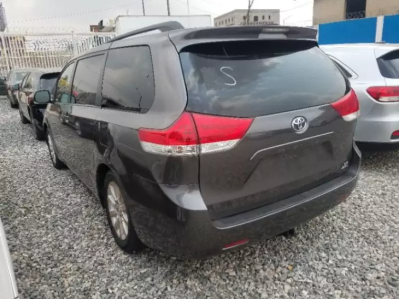 Toyota Sienna   - 2011