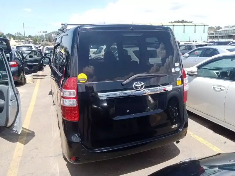 Toyota Noah   - 2010