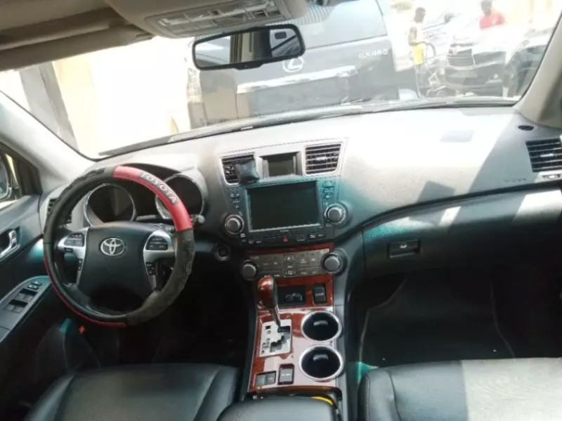Toyota Highlander   - 2011