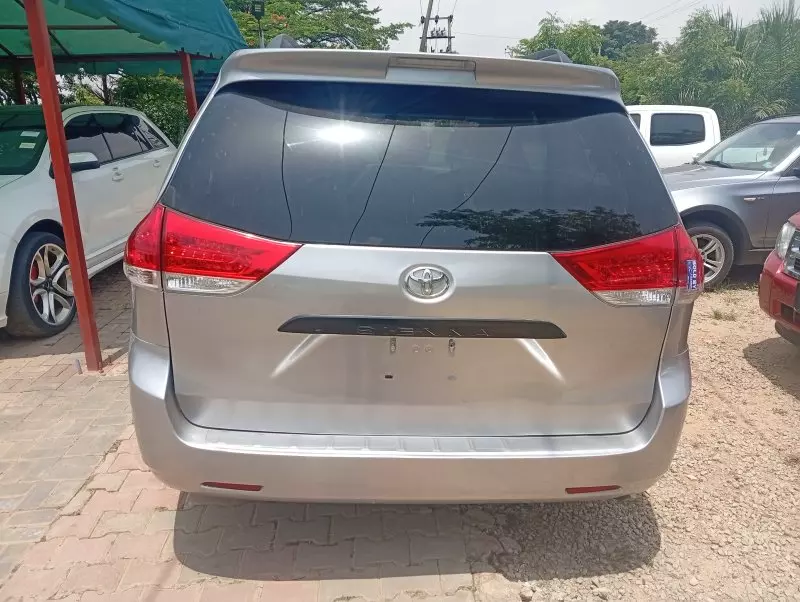Toyota Sienna   - 2011