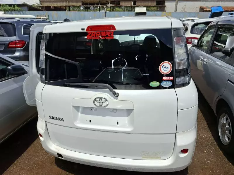 Toyota Sienta   - 2012