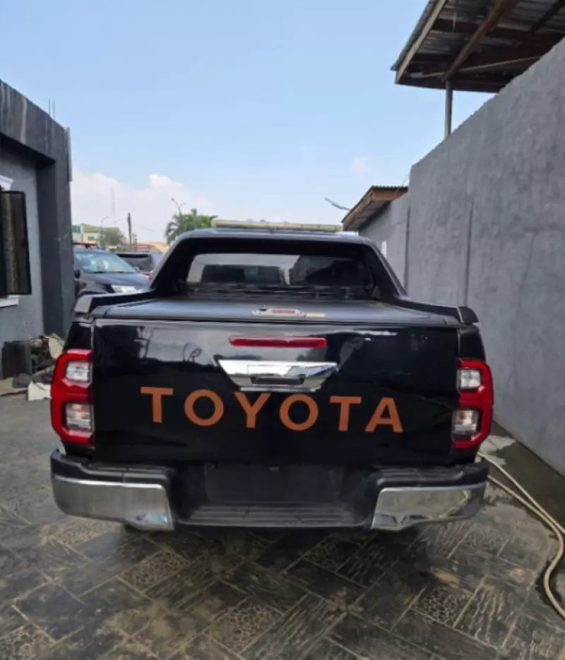 Toyota Hilux   - 2015
