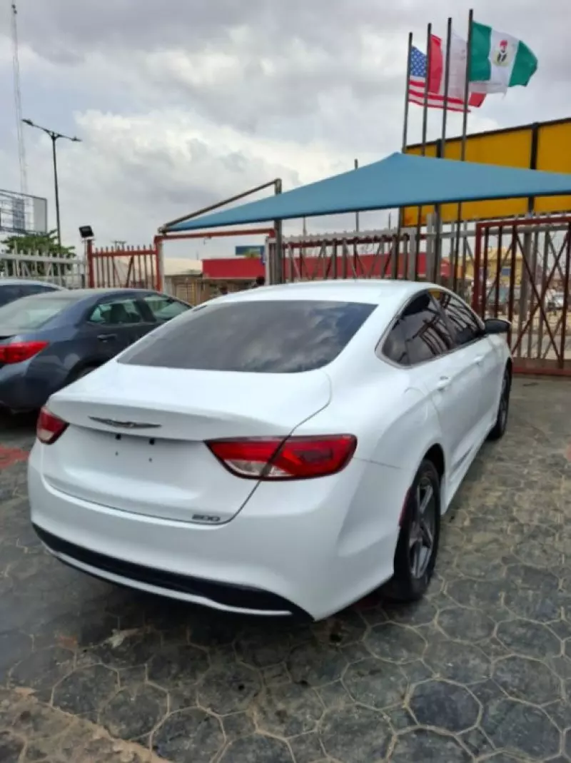 Chrysler 200   - 2015