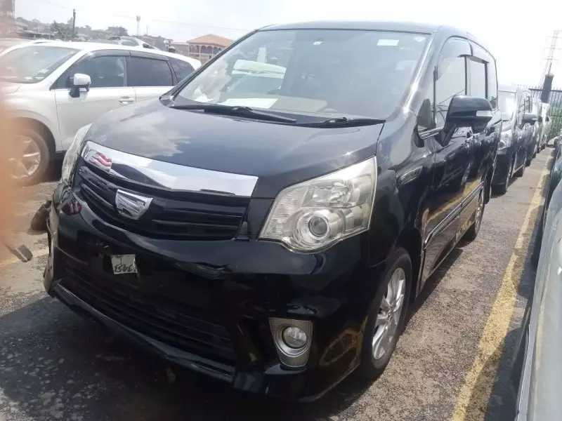 Toyota Noah   - 2012