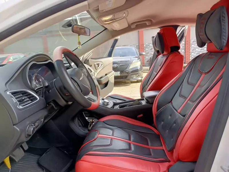 Chrysler 200   -