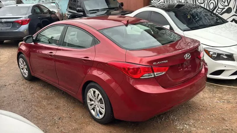 Hyundai Elantra   - 2013