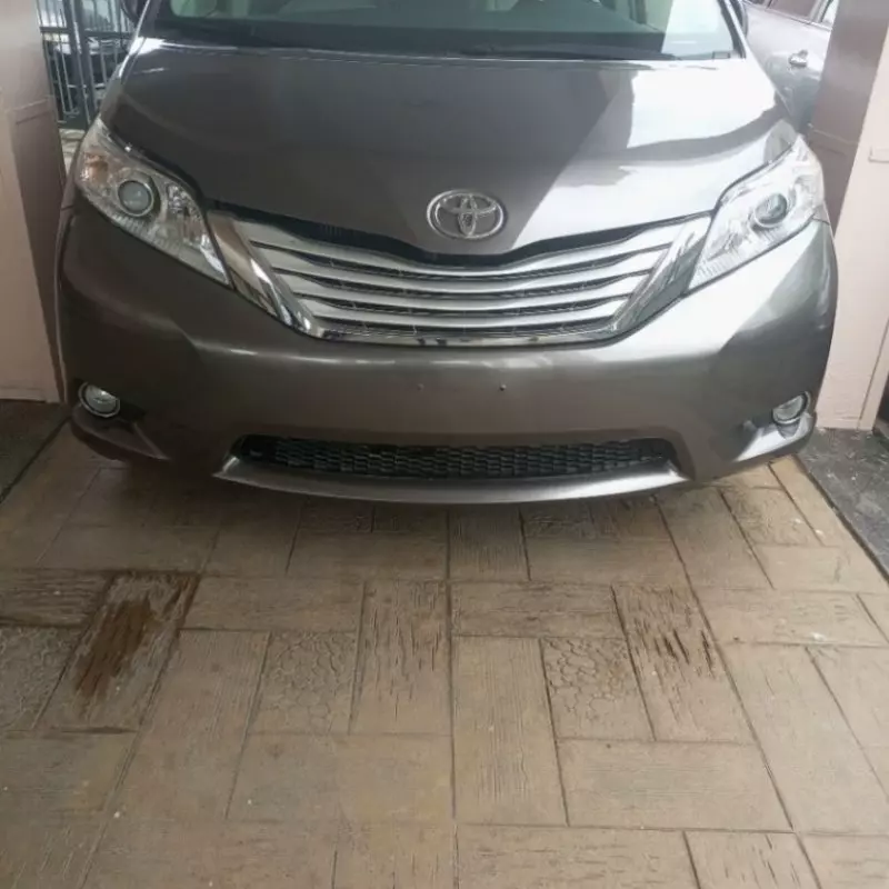 Toyota Sienna   - 2011