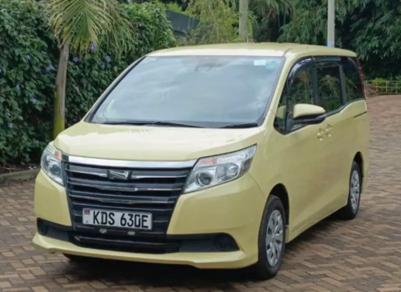 Toyota Noah   - 2017