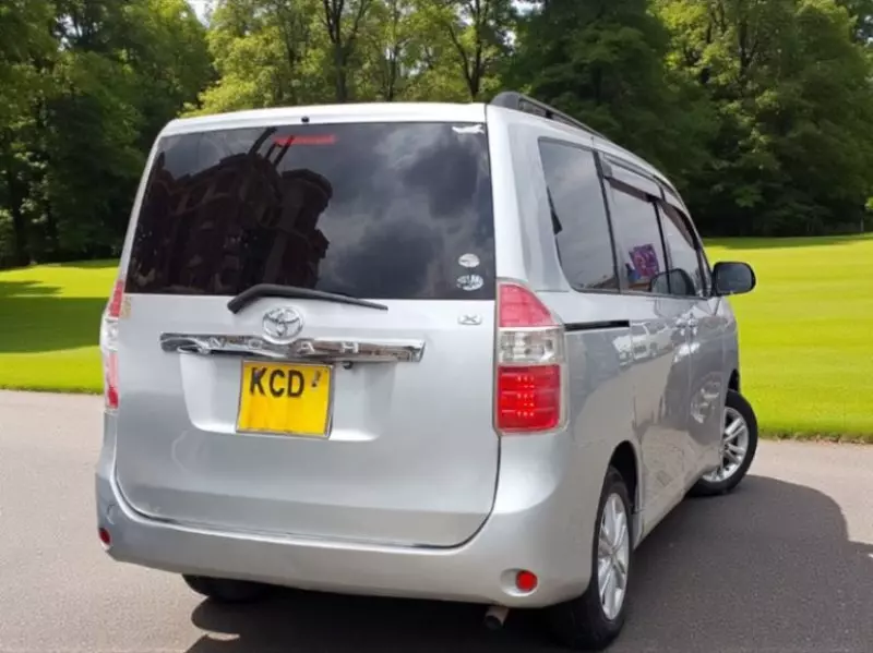 Toyota Noah   - 2008