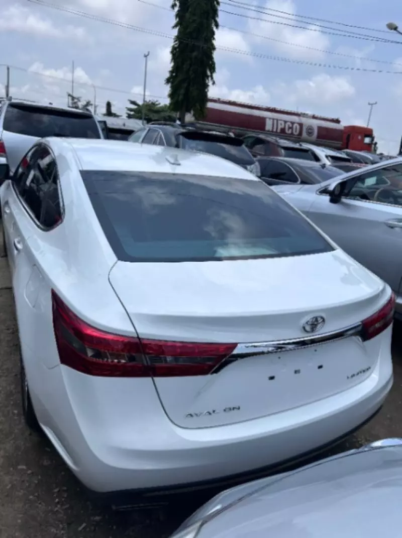 Toyota Avalon   - 2017