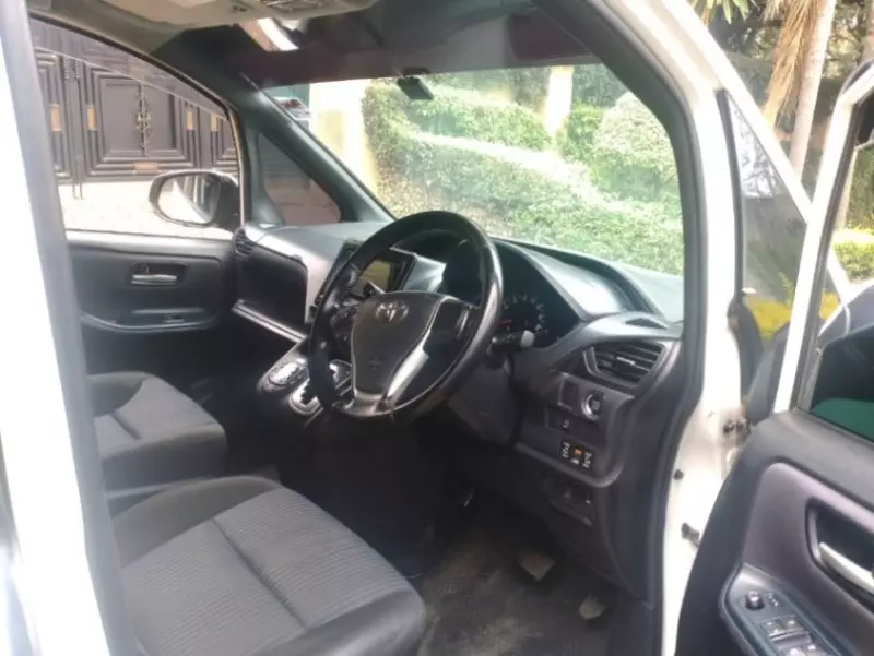 Toyota Voxy    - 2014