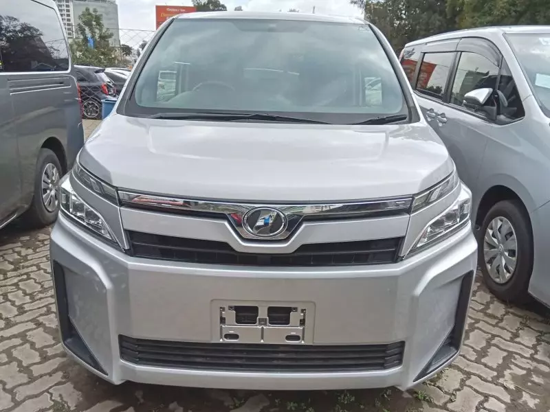 Toyota Voxy    - 2017