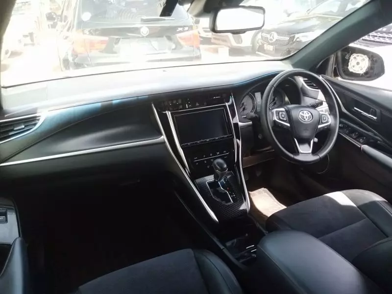 Toyota Harrier   - 2017