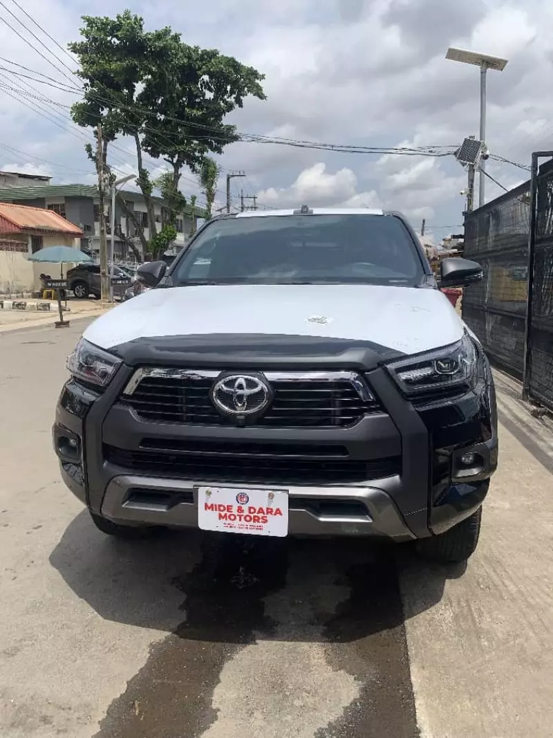 Toyota Hilux   - 2025