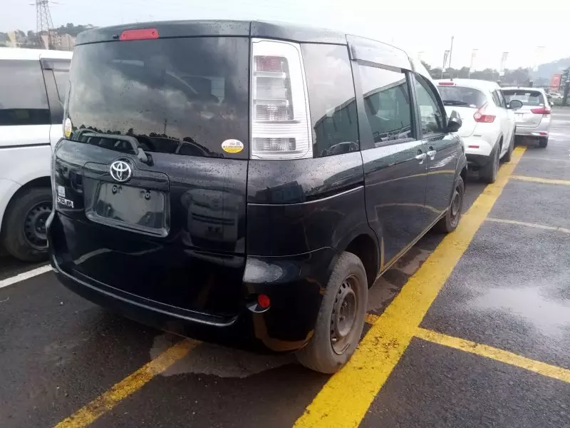 Toyota Sienta   - 2013