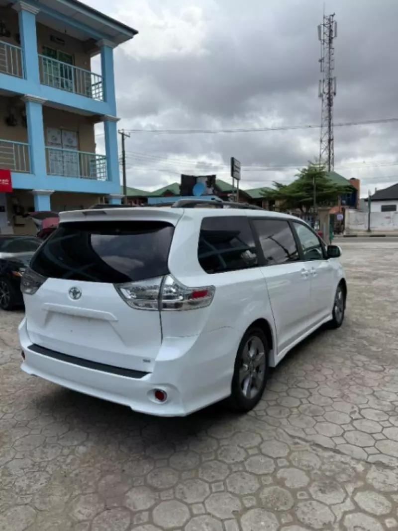 Toyota Sienna   - 2012