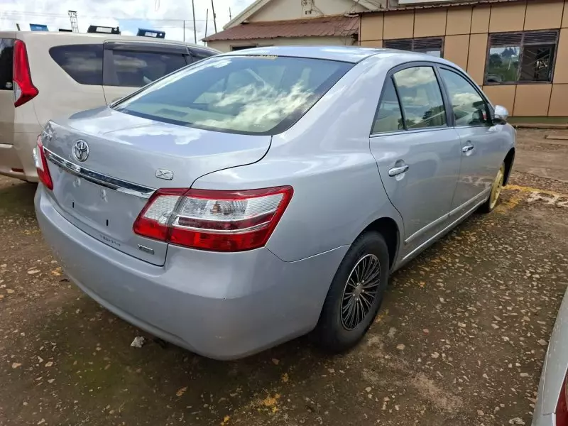 Toyota Premio    - 2012