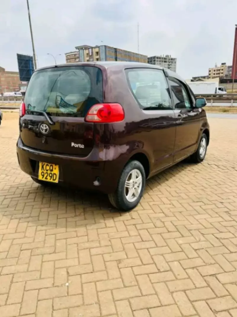 Toyota Porte   - 2011