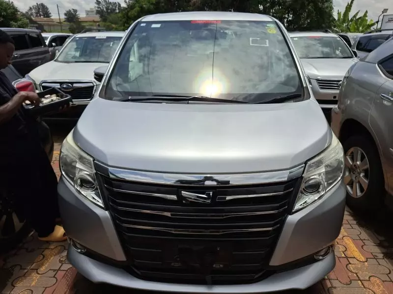 Toyota Noah   - 2014