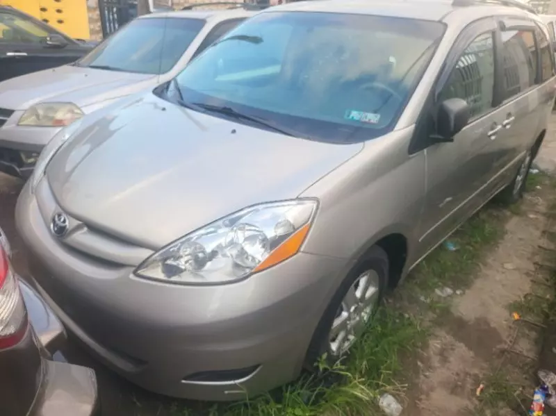 Toyota Sienna   - 2006