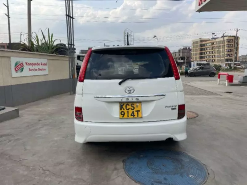 Toyota Isis    - 2011