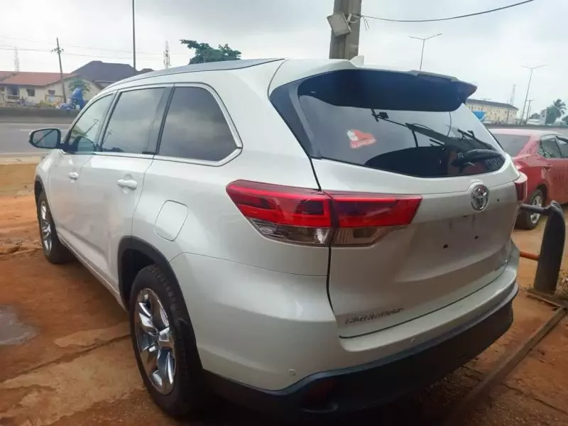 Toyota Highlander   - 2016