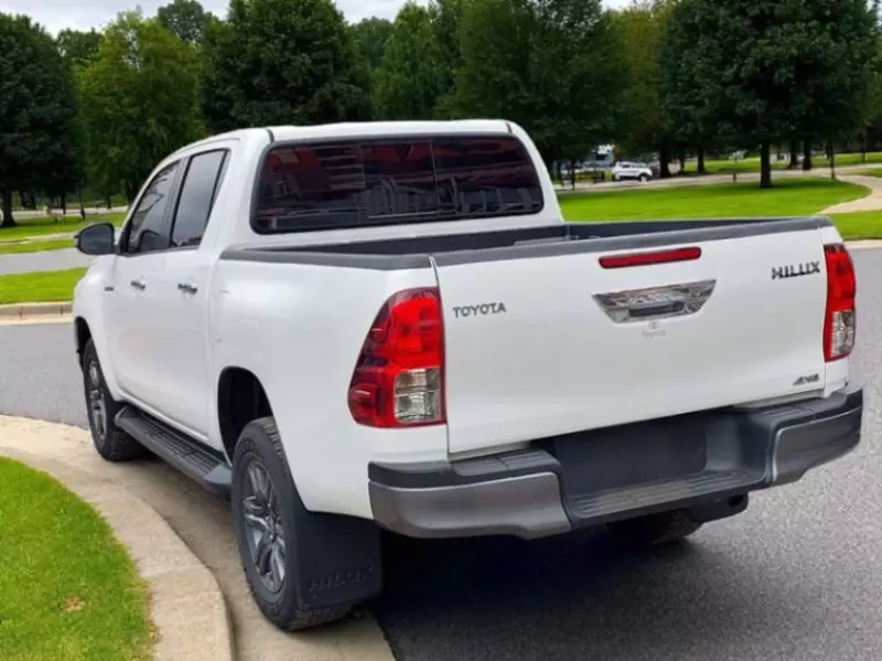 Toyota Hilux   - 2022