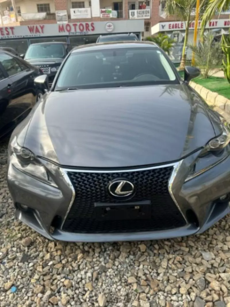 Lexus IS   - 2016
