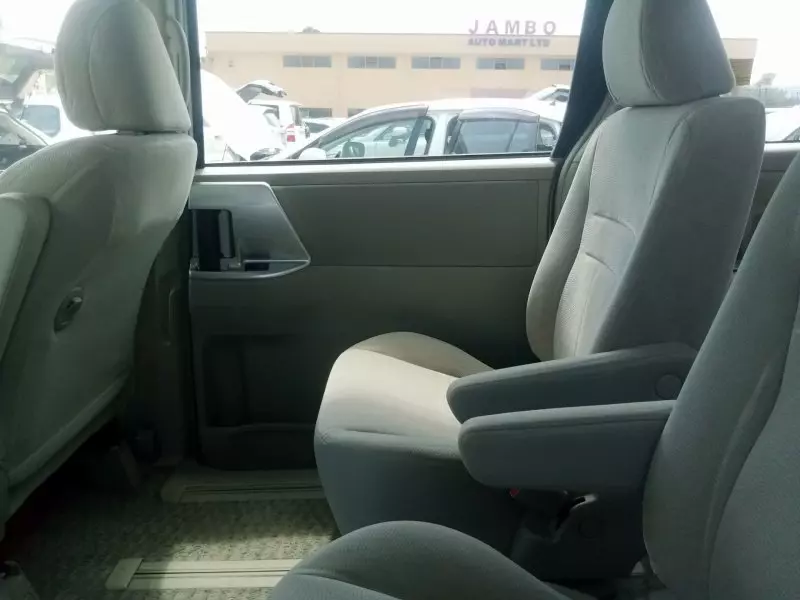 Toyota Noah   - 2012