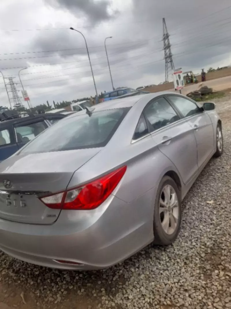 Hyundai Sonata   - 2011