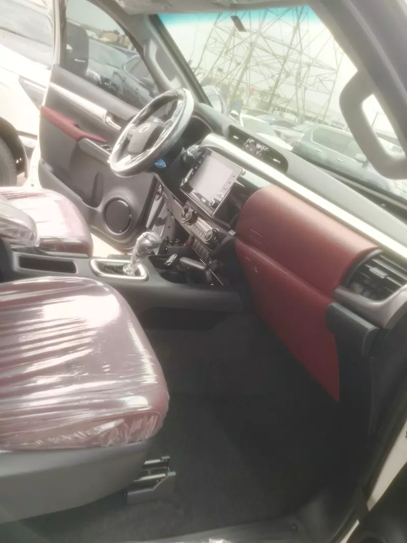 Toyota Hilux   - 2024