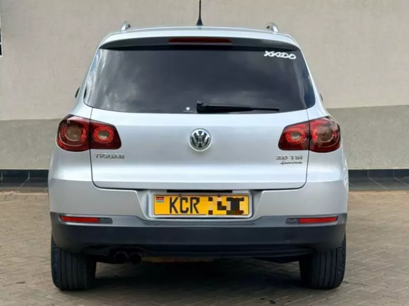 Volkswagen Tiguan   - 2011
