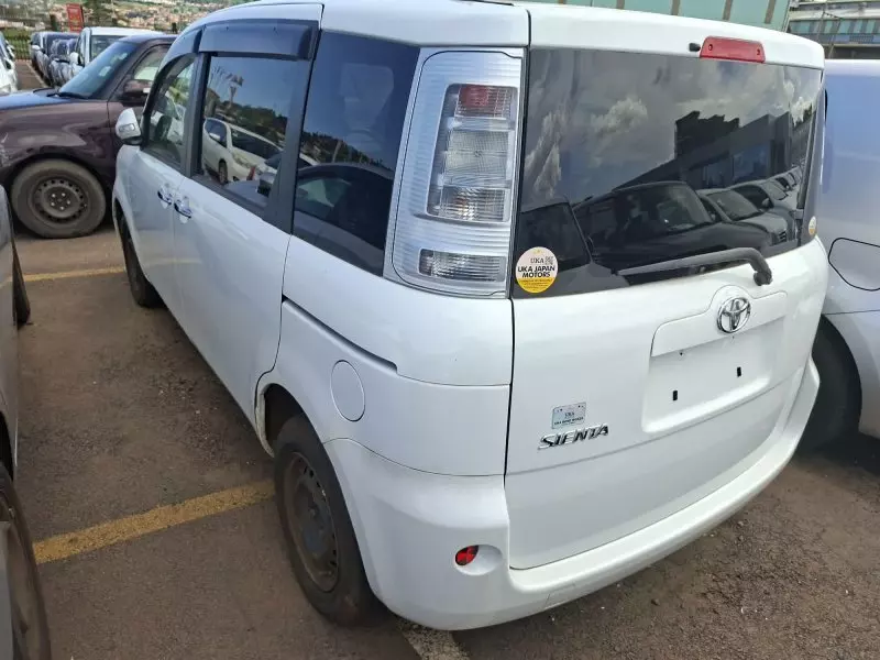 Toyota Sienta   - 2012
