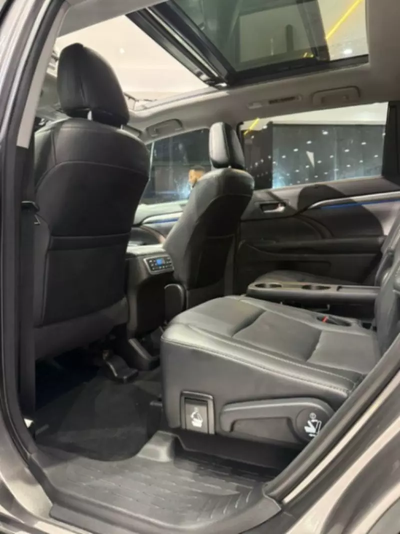 Toyota Highlander   - 2017