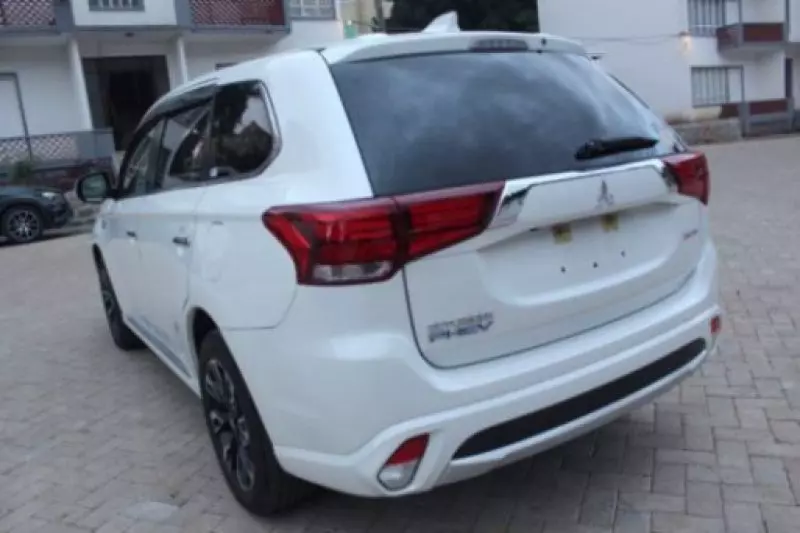 Mitsubishi Plug-in Hybrid Outlander   - 2017