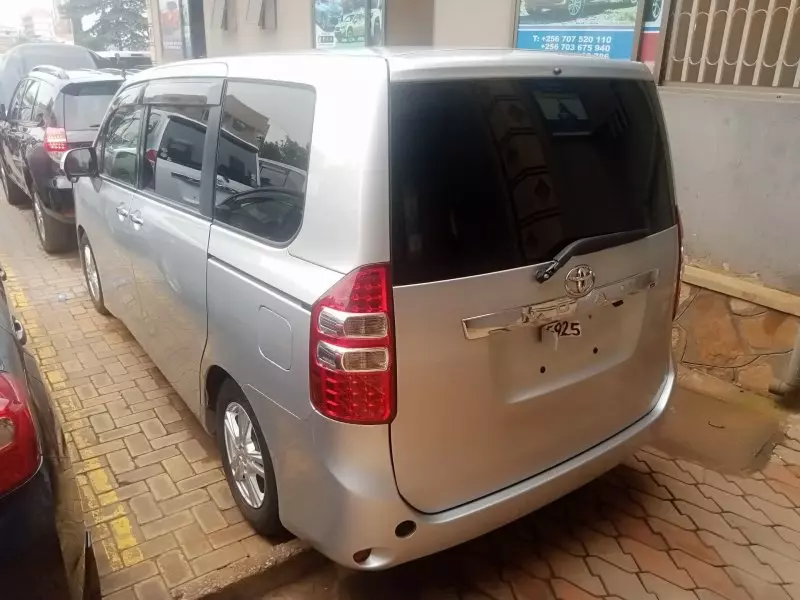 Toyota Noah   - 2012