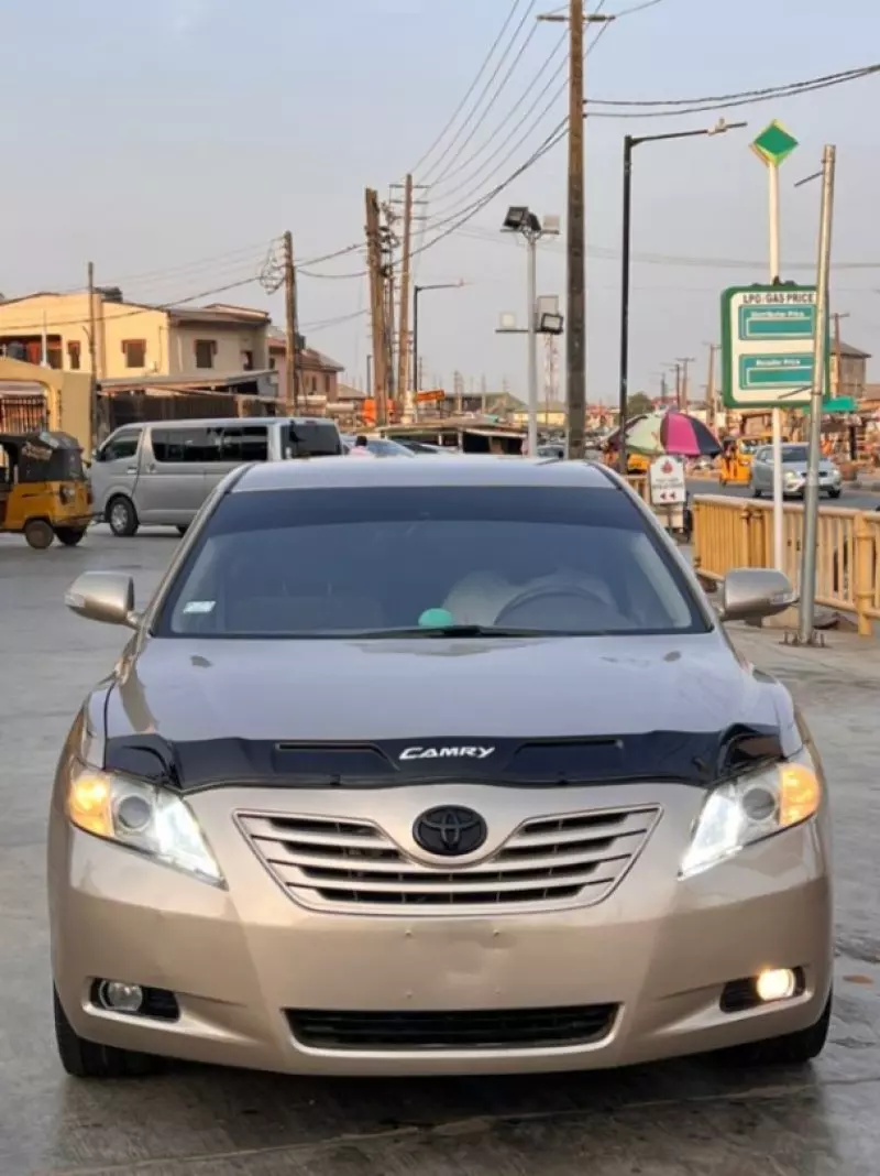 Toyota Camry   - 2009