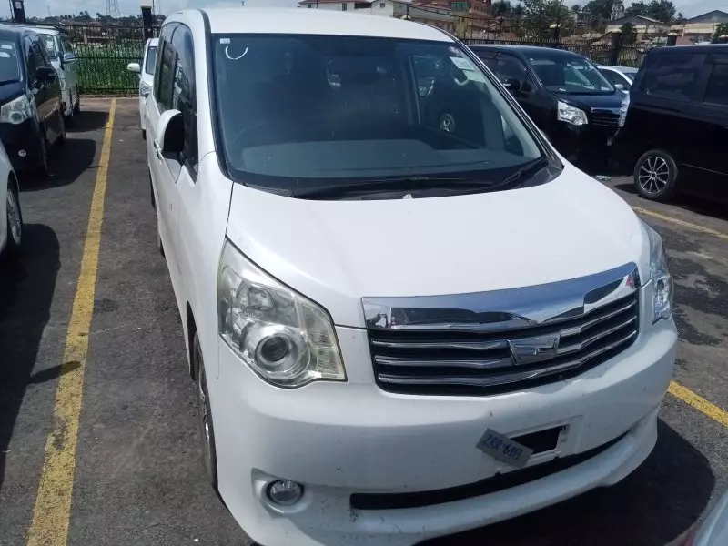 Toyota Noah   - 2012