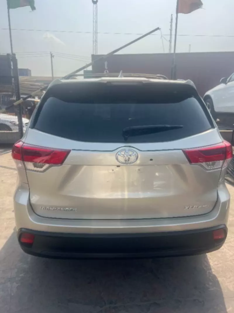 Toyota Highlander   - 2016