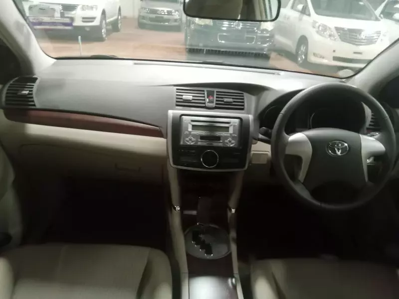 Toyota Premio    - 2010