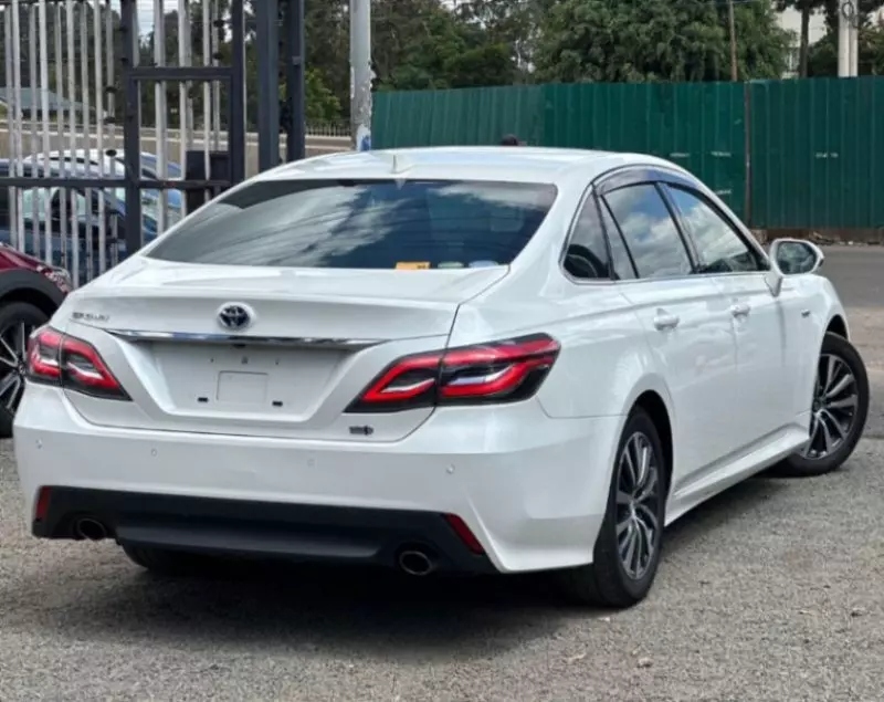 Toyota Crown   - 2019