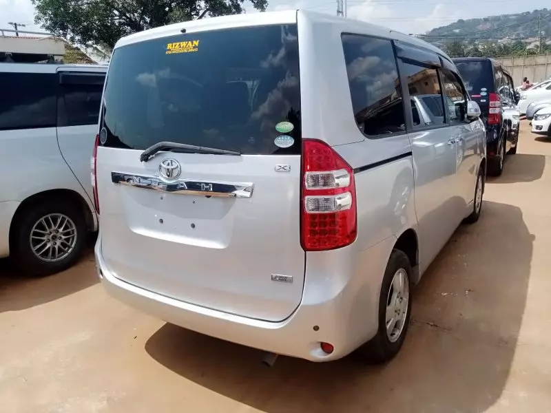 Toyota Noah   - 2012