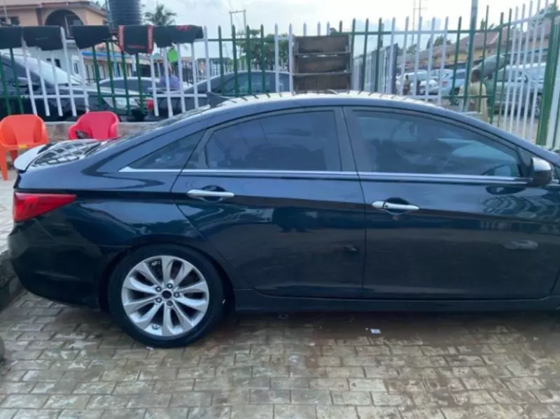 Hyundai Sonata   - 2011