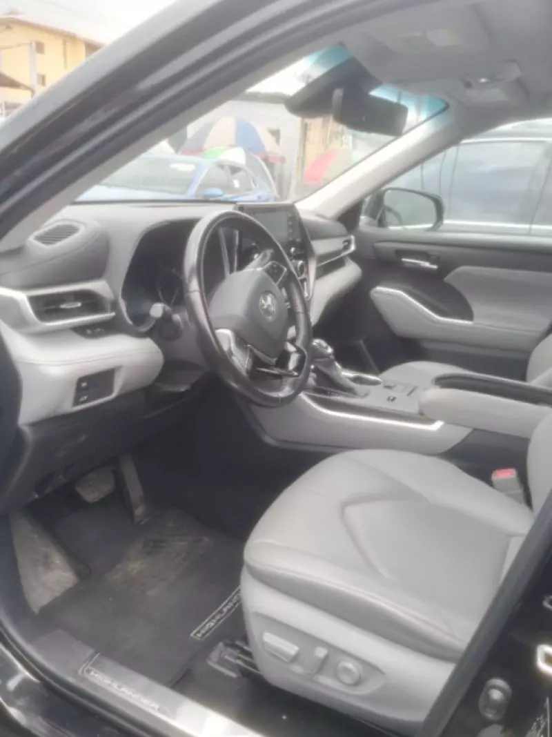 Toyota Highlander   - 2020