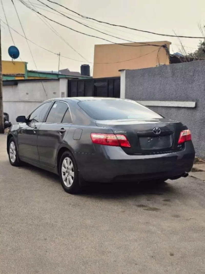 Toyota Camry   - 2009