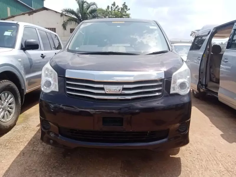 Toyota Noah   - 2012