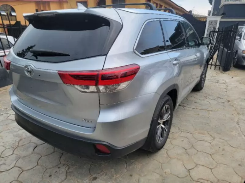 Toyota Highlander   - 2016